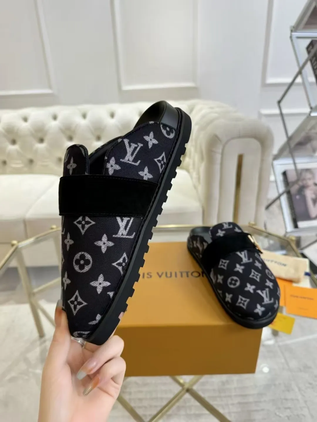 p560 High version women's toe-cap slippers ✨ **LV classic toe-toe slippers | Eternal elegance, starting from the toes** ✨ This pair of **Louis Vuitton classic toe-toe slippers** is an **eternal legend** in the fashion industry, and every detail tells **luxury and taste**. ... **Versatile, no matter the style**: ▪ Pair with jeans, casual and high-end ▪ Pair with a dress, elegant and lazy ▪ Commuting or dating, easily manage various occasions 💖 **Fashion icons are wearing it**, what are you waiting for?   **Owning it means owning an eternal classic**! ✨ #Louis Vuitton #LV slippers #Advanced sense of wear #Classic never goes out of style Fabric: Classic jacquard fabric Lining: Sheepskin lining Sole: Original rubber sole Size: Female 35-41 Male 38-46